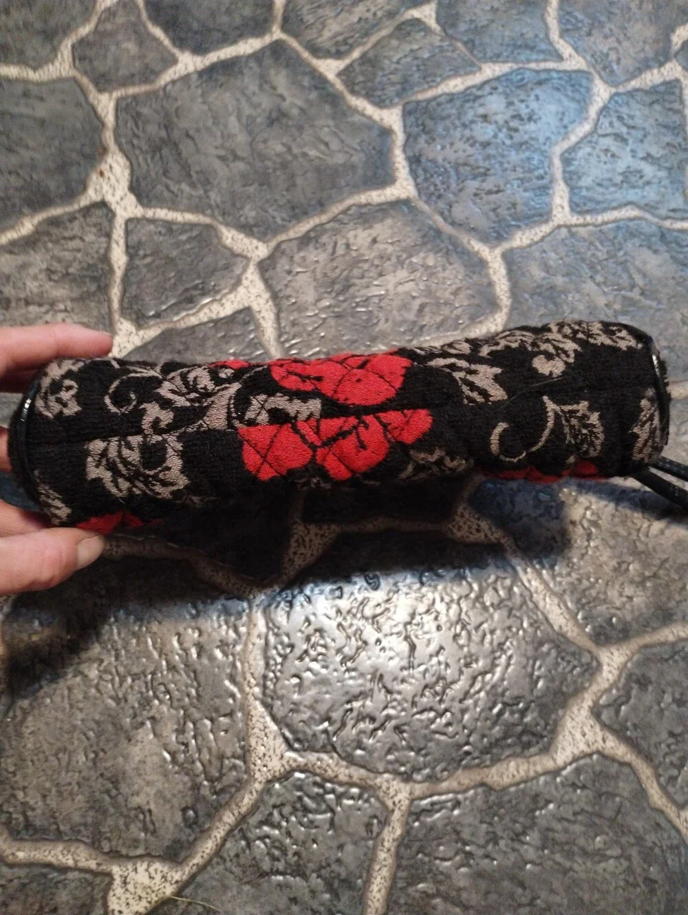 Vera Bradley quilted Jacquard clutch black & red rose pattern RETIRED RARE VTG - Picture 2 of 5